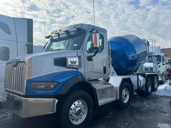 Camion-malaxeur Béton Tech — flotte de bétonnières à Laval